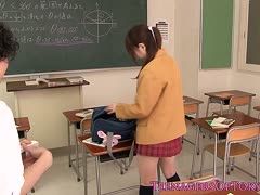 Japan Teen bläst seinen Pimmel im Klassenzimmer