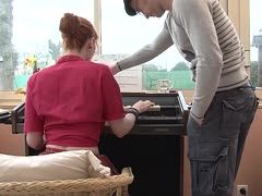 Rothaariges Teengirl bumst ihren Klavierlehrer