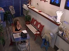 Hidden Cam nimmt Frau beim Blowjob am Kellner auf