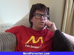 Nerd lässt sich von junger Blondine poppen